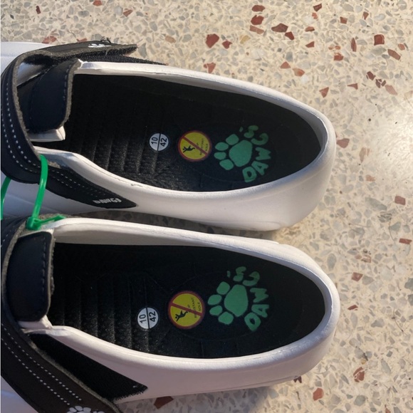 Unisex Dawgs White Black Rubber Ultralite Golf Shoe with Slip On Spikes - Picture 2 of 8